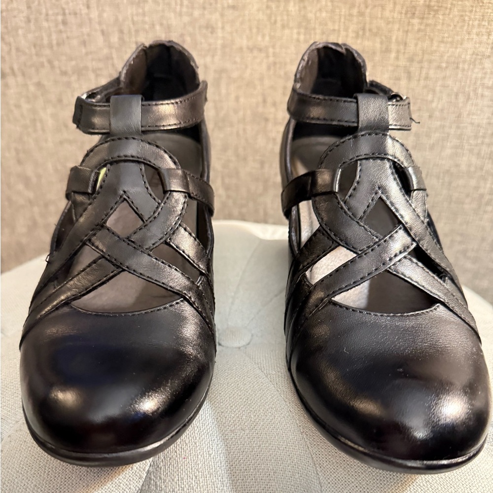Earth brand Black leather dress shoes. Size 8.5